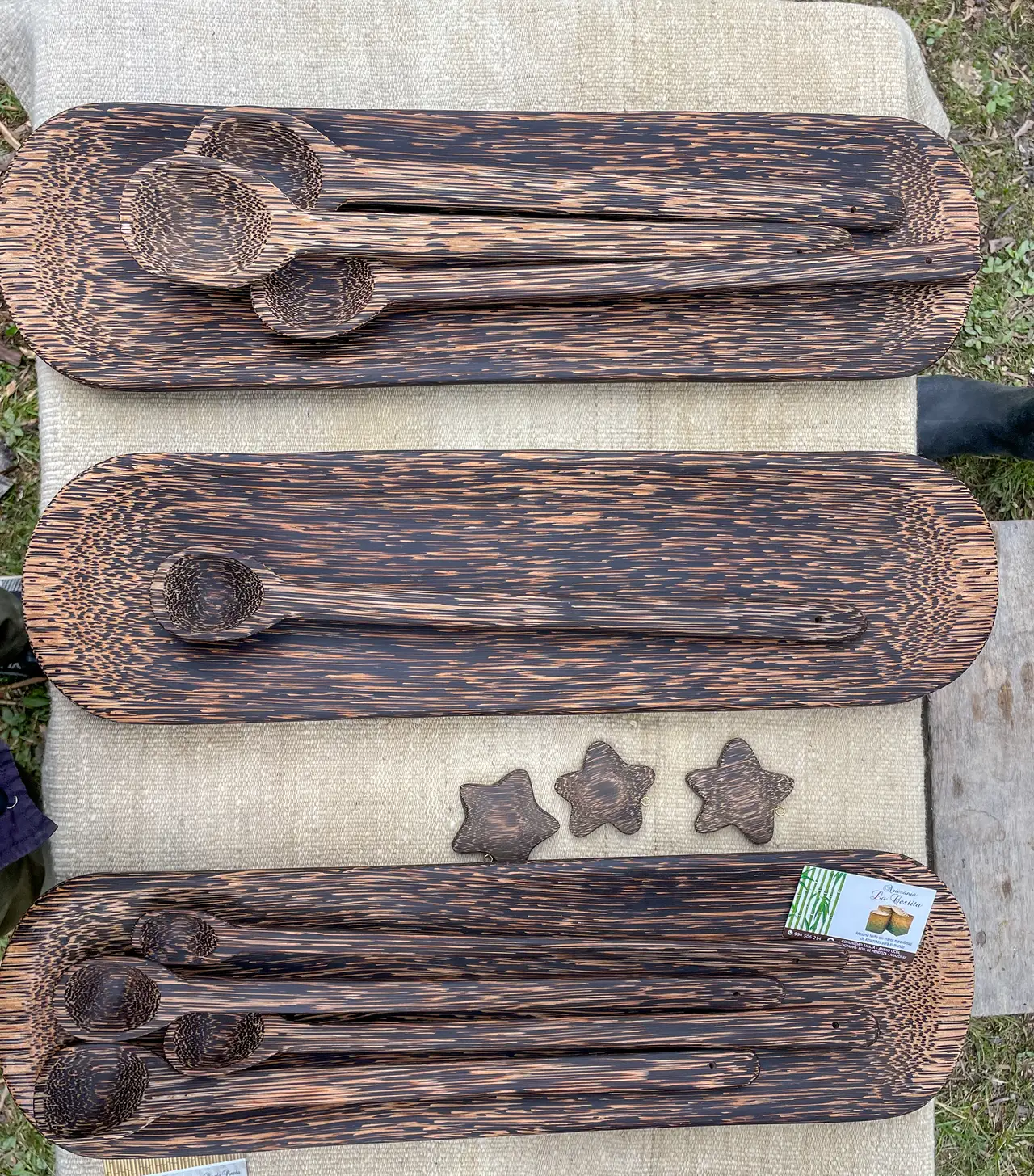 Cucharas y bandejas talladas en madera