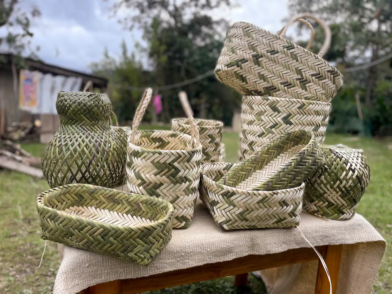 Canastas tejidas con fibra vegetal