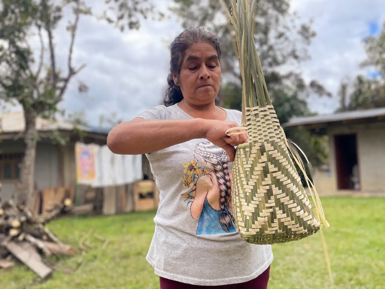 Artesana tejiendo una canasta