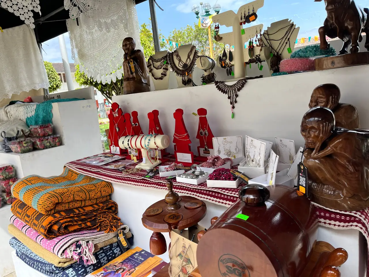 Foto 3 de «CITE Utcubamba Amazonas Organiza la Feria Artesanal en Luya-Lámud»