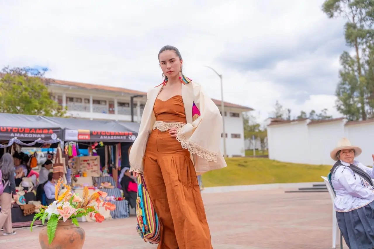 Foto 4 de «Colección Boho - Ecos de un alma libre: Una Pasarela que Celebra la Identidad Amazónica»