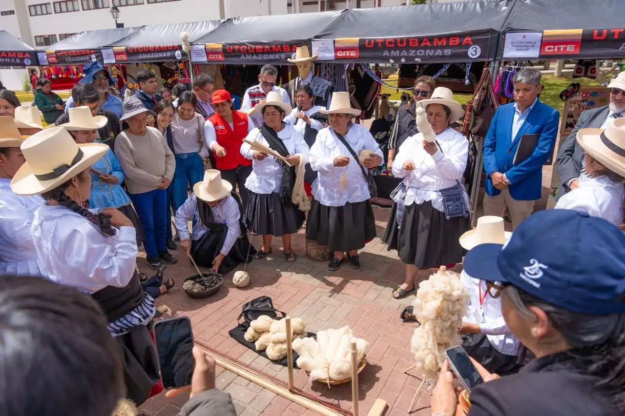 Foto 1 de «Fortaleciendo la artesanía regional: La feria Awaska Yuyariy - Tejiendo Memoria»