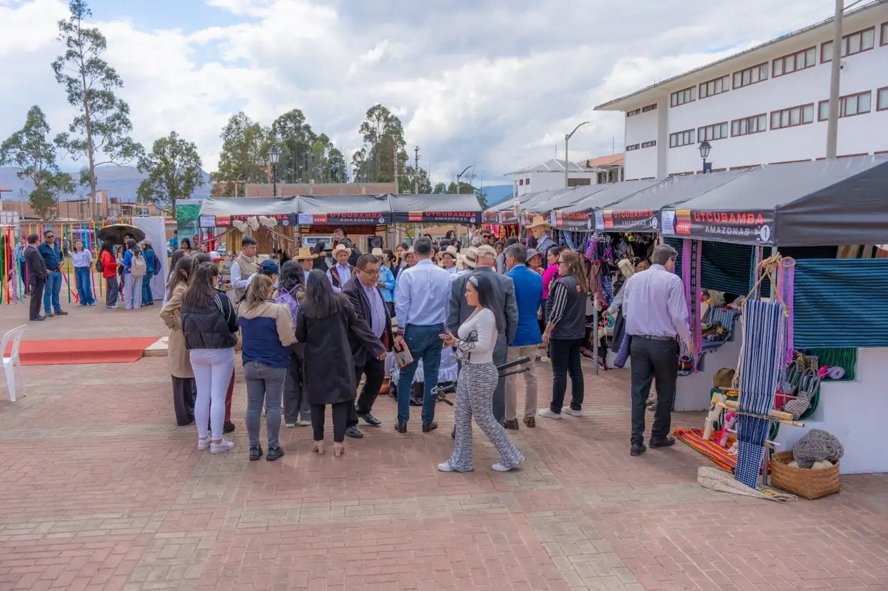Foto 2 de «Fortaleciendo la artesanía regional: La feria Awaska Yuyariy - Tejiendo Memoria»