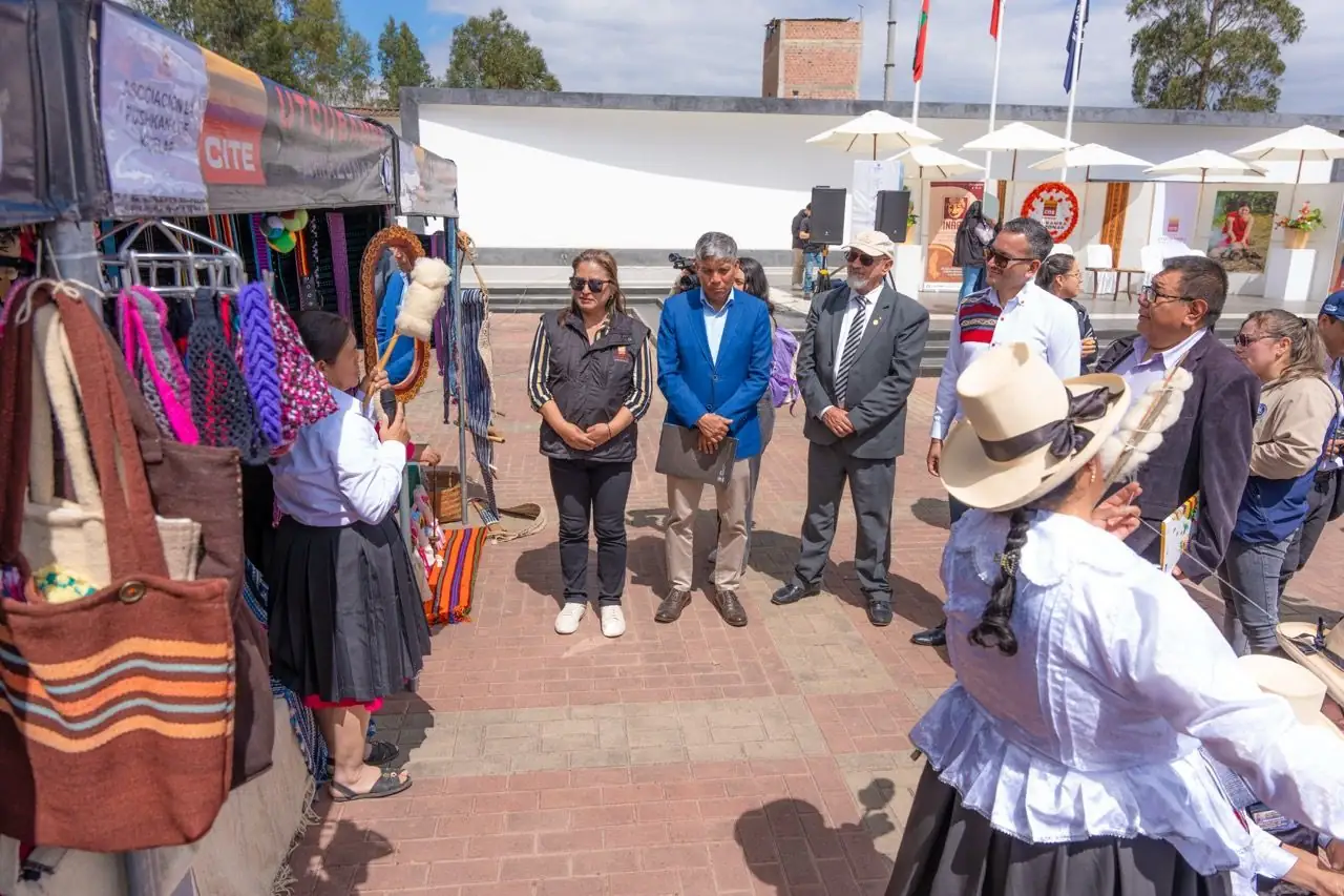 Foto 3 de «Fortaleciendo la artesanía regional: La feria Awaska Yuyariy - Tejiendo Memoria»