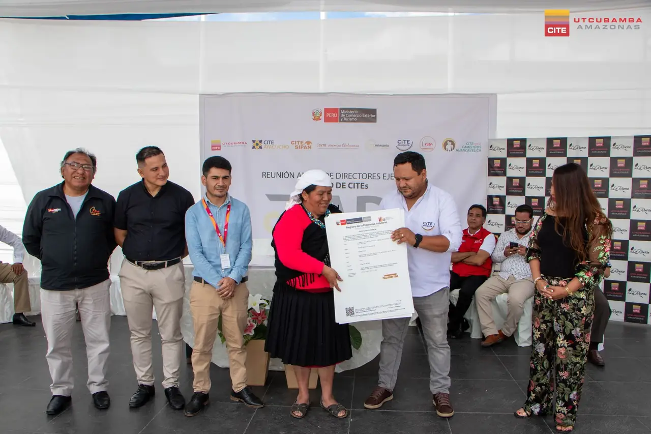 Impulsando la Identidad Artesanal: Entrega de Certificados de Registro de Marcas Colectivas