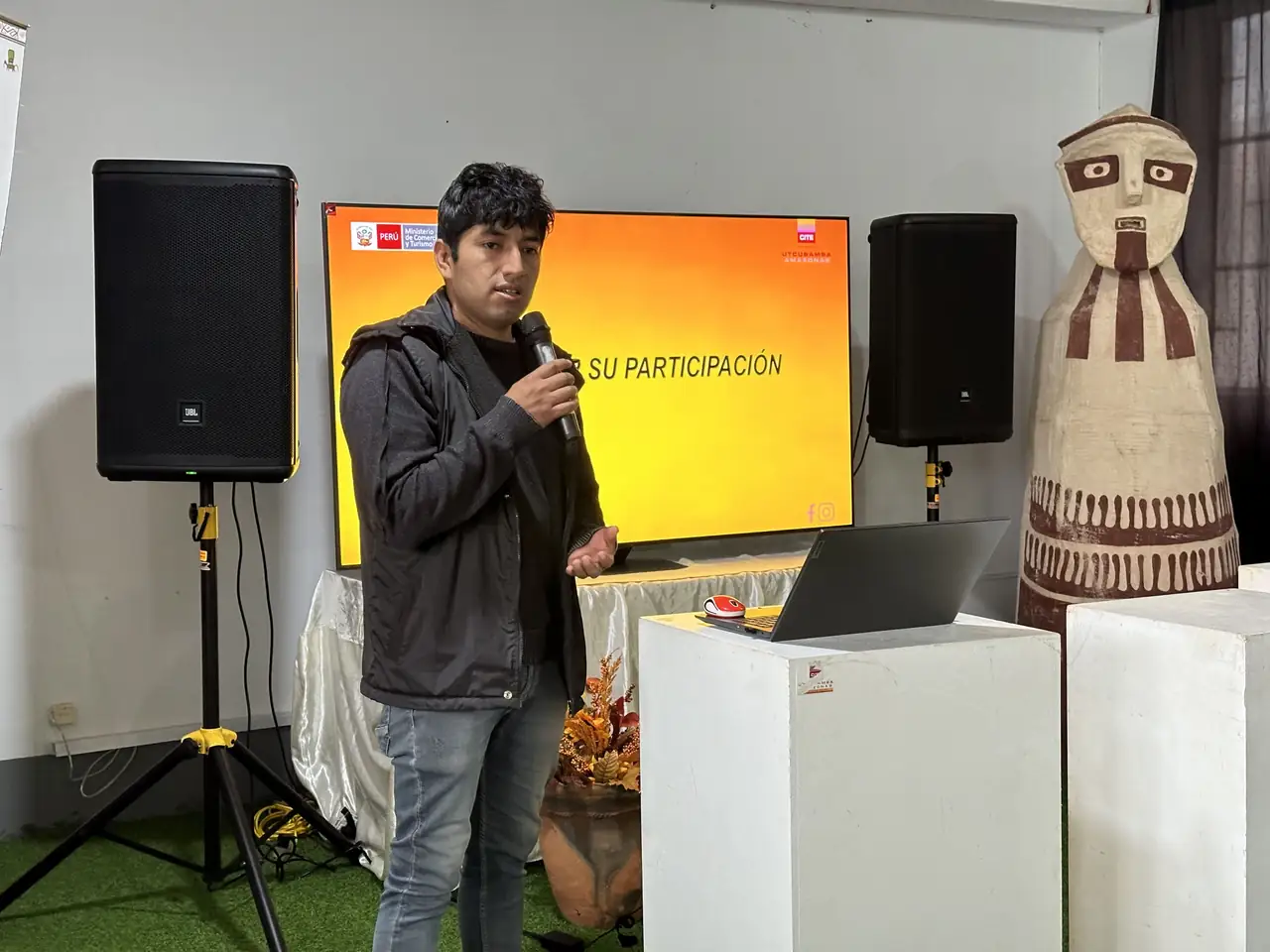 Foto 5 de «Presentación de Artesanos para Participar en la II Rueda de Negocio Artesanal»