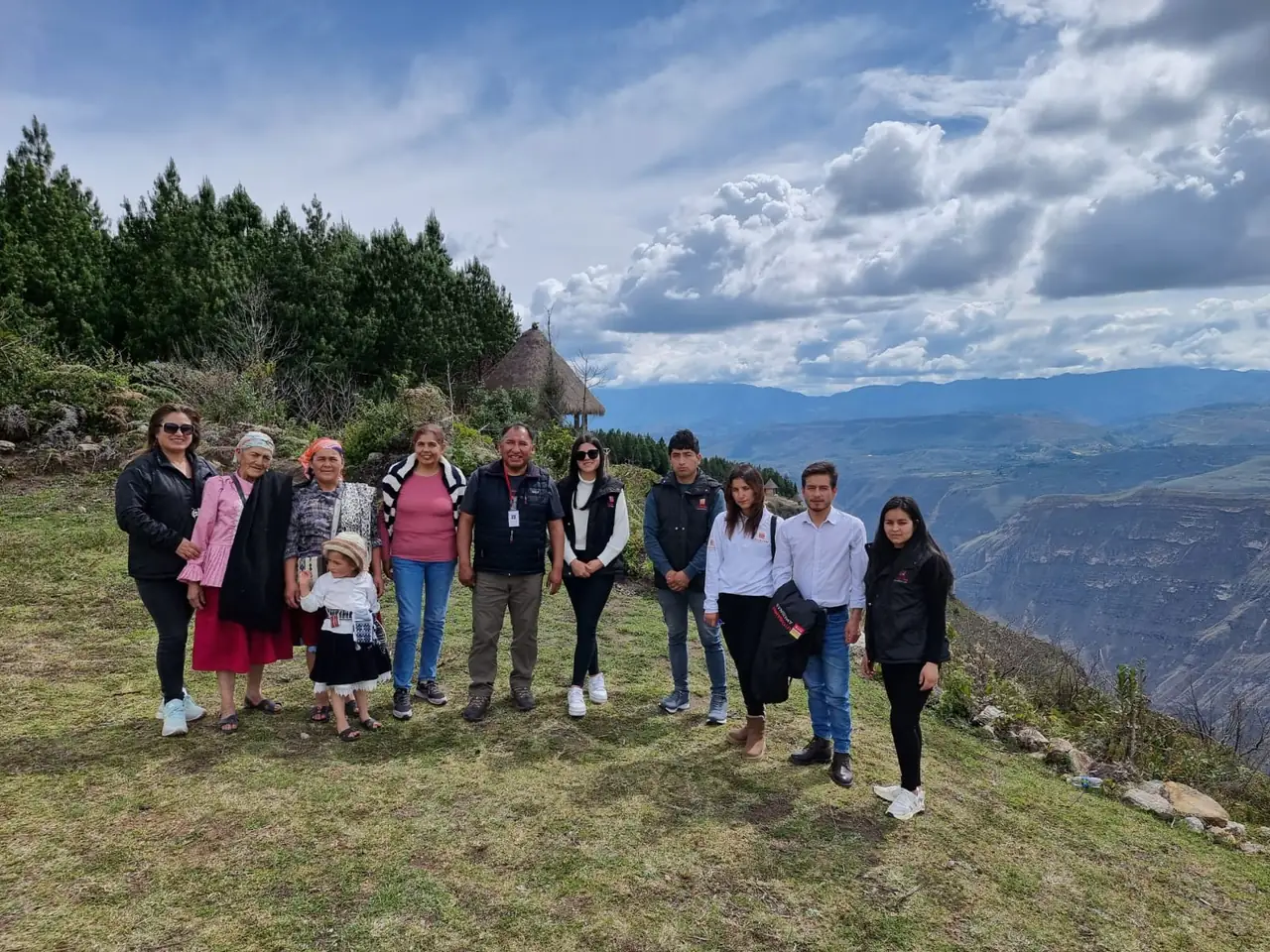 Foto 3 de «Fortaleciendo la competitividad artesanal: Visita del CITE Camélidos Sudamericanos de Puno al Equipo Técnico del CITE Utcubamba Amazonas»