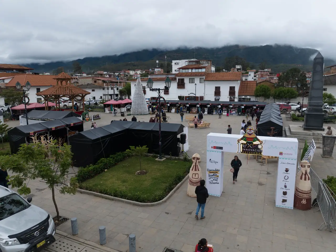 Vista aérea de una feria con stands en una plaza